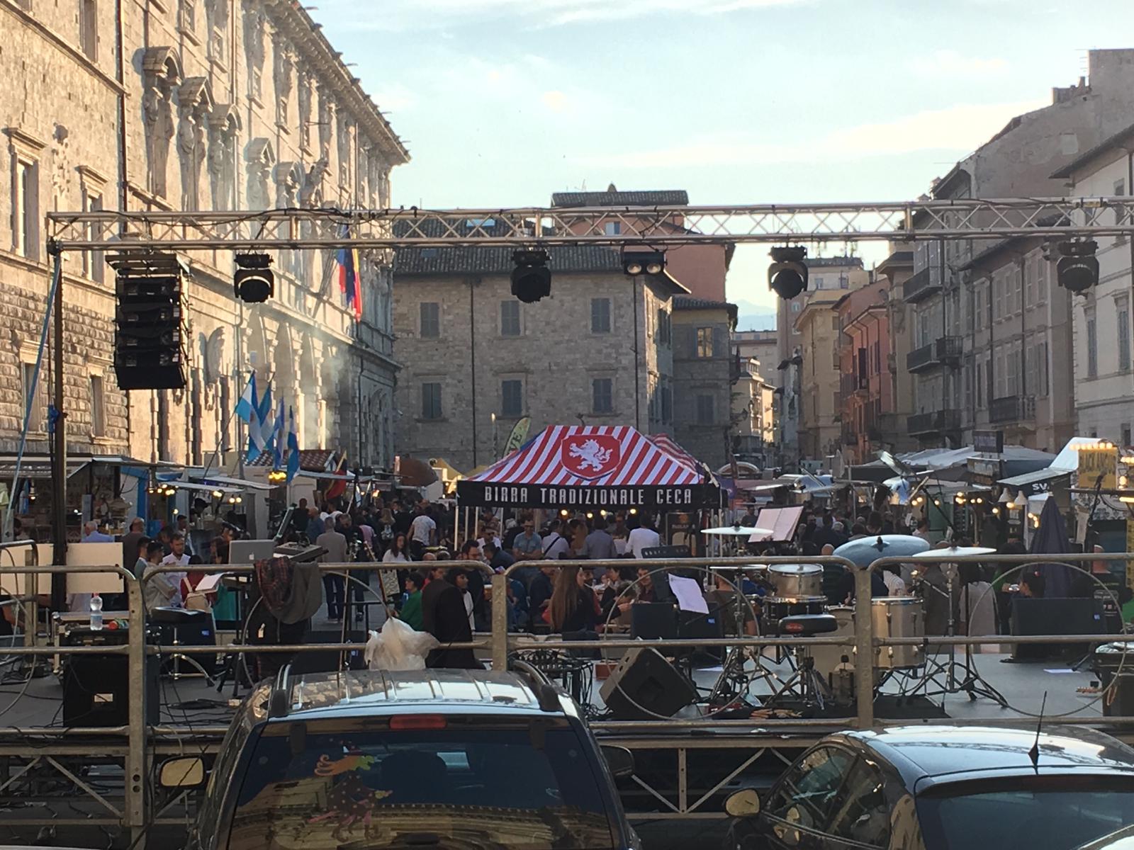 Piazze oscurate da gazebo e food truck <br> La bellezza ridotta: alternative e regole