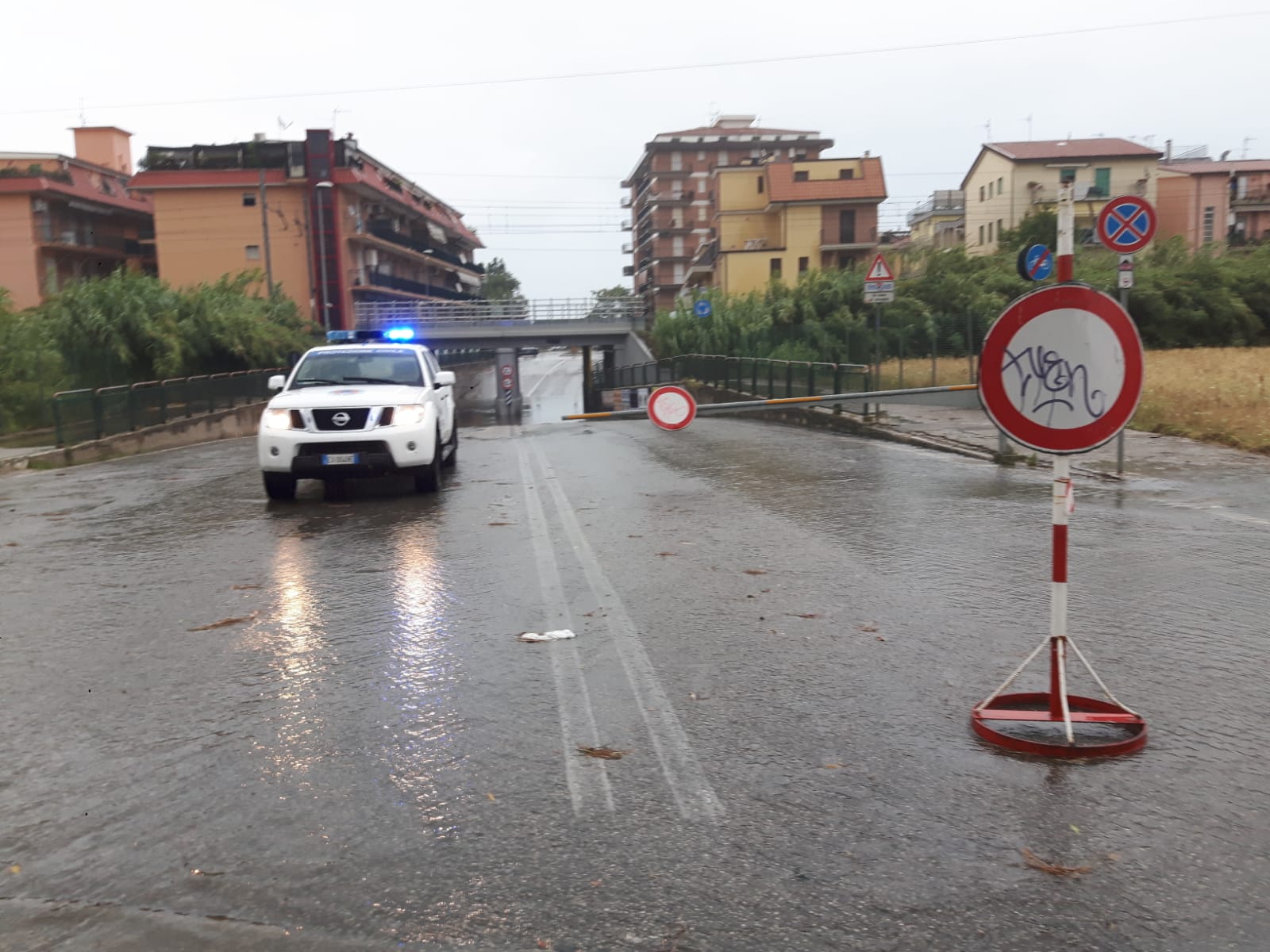 Ad Ascoli non si placa <br> la furia del vento <br> A San Benedetto strade allagate <br> e sottopassi chiusi