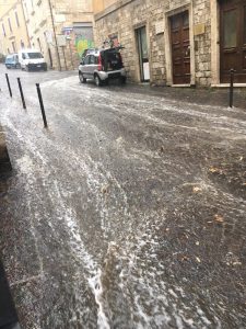 Piove, e la strada diventa un fiume <br> La “piena” di via Pretoriana <br> <span> (Foto e video) </span>