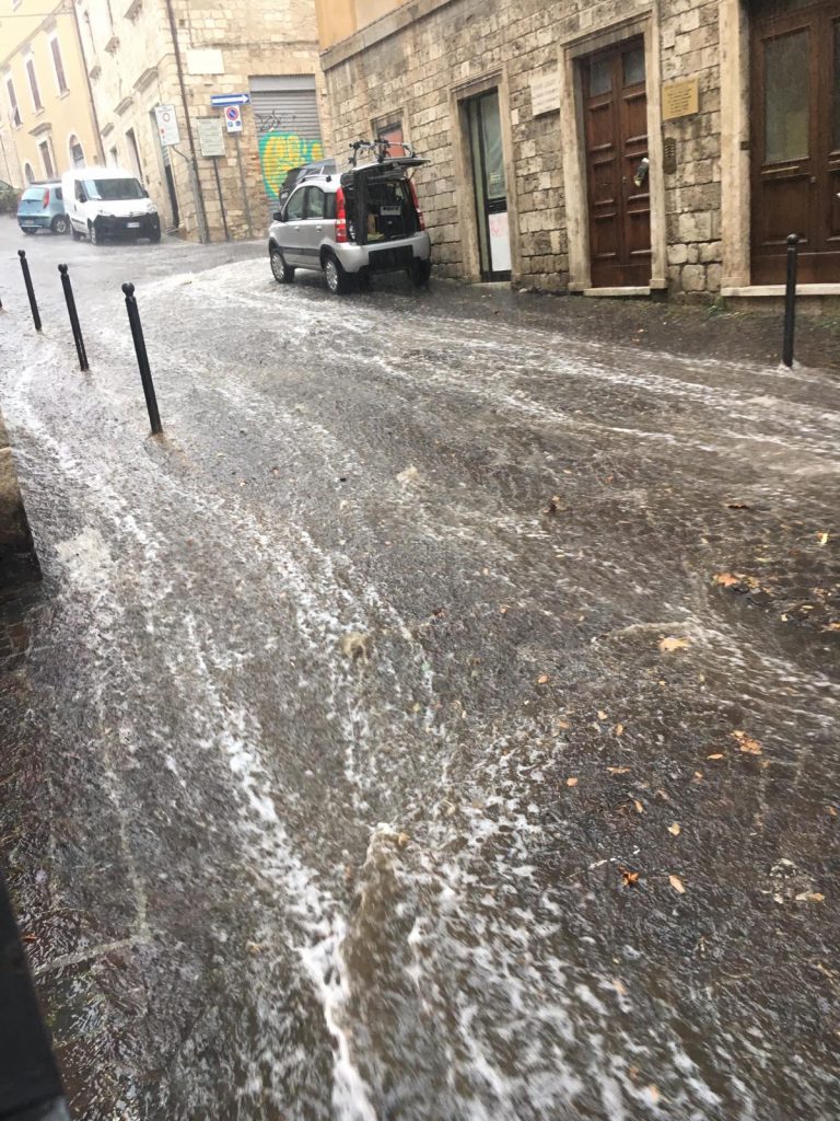 Piove, e la strada diventa un fiume <br> La “piena” di via Pretoriana <br> <span> (Foto e video) </span>
