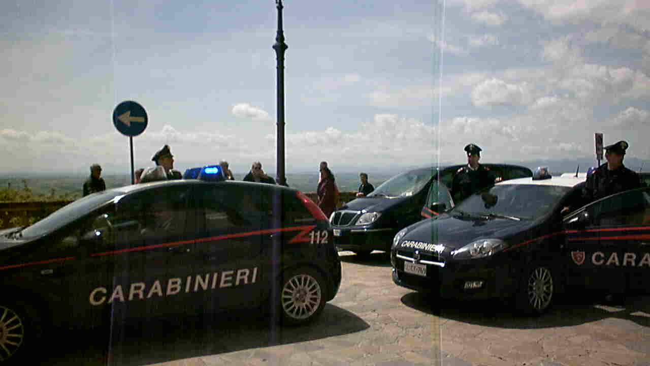 Fuga spericolata dei ladri <br> dopo il furto: Carabinieri speronati