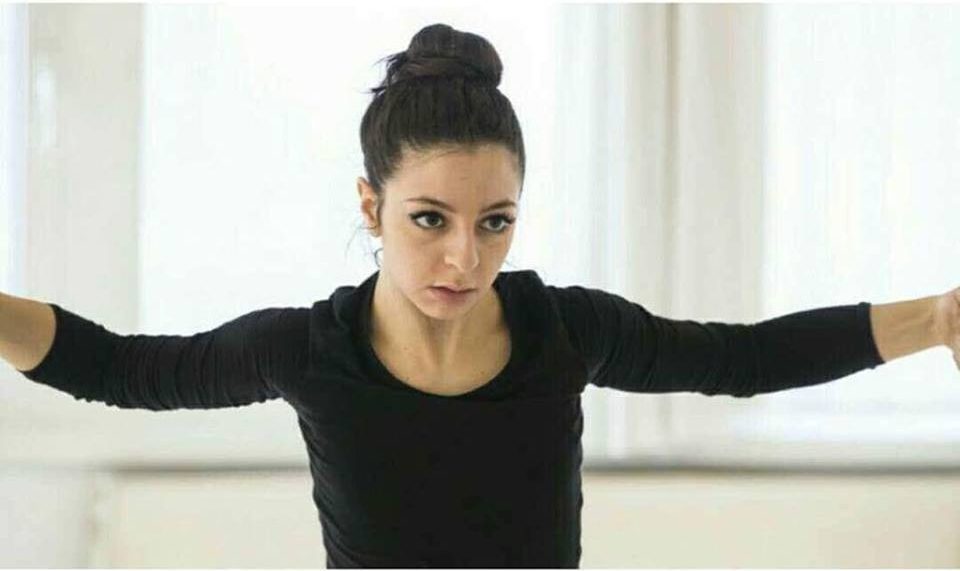 Veronica Vagnoni danza <br> tra i filari del vigneto <br> Originale spettacolo <br> alle “Caniette” di Ripatransone