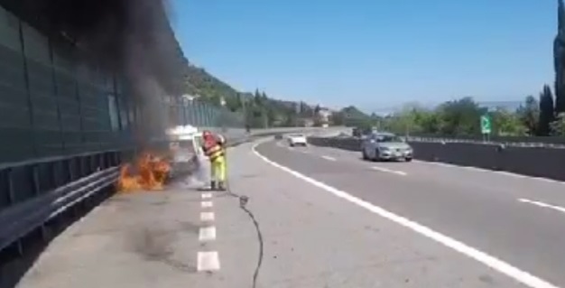 Vettura a fuoco sulla A14, <br> sventata l’esplosione <span> (Video)