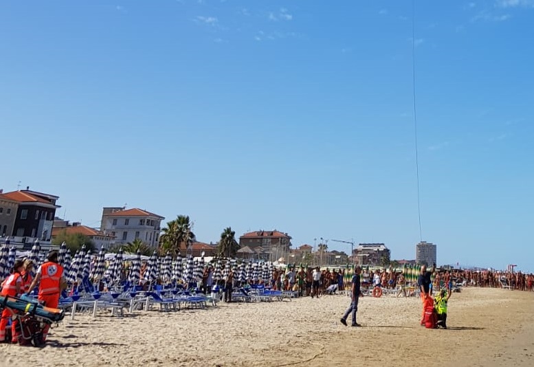 Bimbo accusa malore in acqua, <br> soccorso dall’eliambulanza