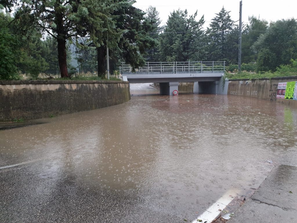 La città è in ginocchio <br> Grandine, fango e detriti: <br> un pomeriggio da bollino nero <br> Vigili del fuoco tutti in azione <br> <span> (Foto e video)