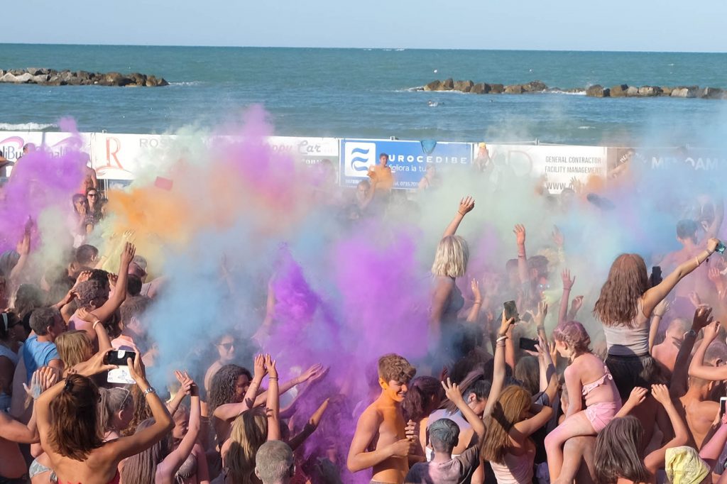 Sabbia sotto i piedi e polvere colorata: <br> Ferragosto uguale “Color Beach” <br> <span> (Foto e video) </span>