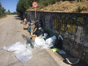 La discarica abusiva viene rimossa <br> ma subito dopo torna l’immondizia<br> A Palombare rifiuti <br> a pochi metri dai bidoni