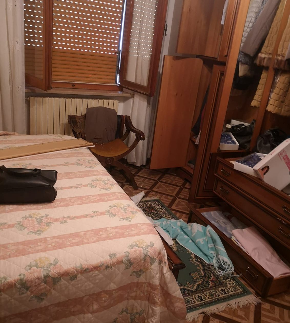 Si sveglia con i ladri in casa: <br> «Fermo, non ti muovere»