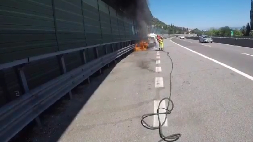 Furgone in fiamme sulla A14: <br> conducente trasportato in ospedale