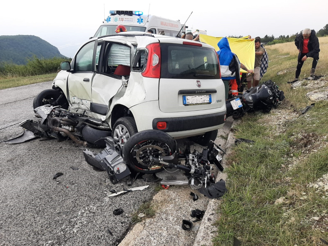 Schianto tra una moto e un’auto <br> due giovani feriti gravi <span> (Foto)