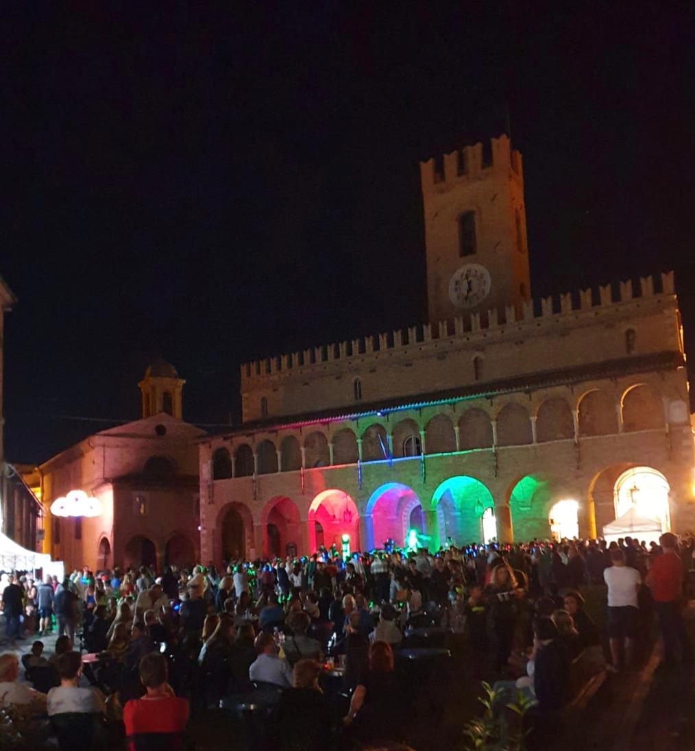 Tanti offidani <br> e un mucchio di turisti: <br> vince la “Notte Aurea”