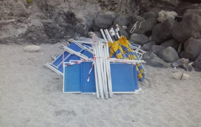 Sequestrati ombrelloni, lettini <br> e sdraio lasciati abusivamente <br> in spiaggia di notte