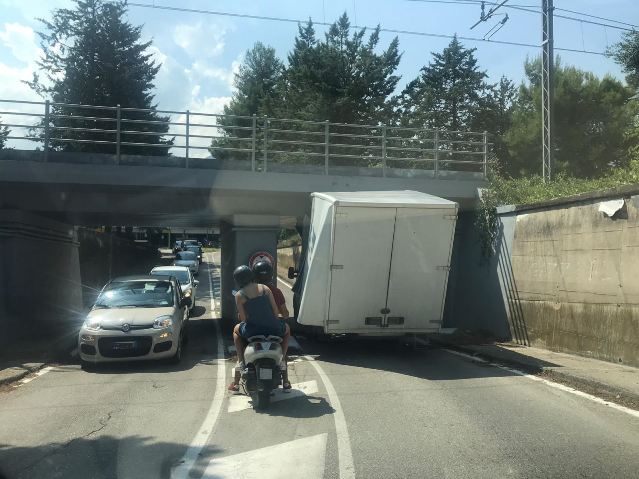 Ennesimo furgone incastrato <br> nel sottopasso: segnaletica da rivedere