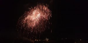 Cielo illuminato a giorno e colorato <br> per il gran finale della festa <span> (Foto e video)