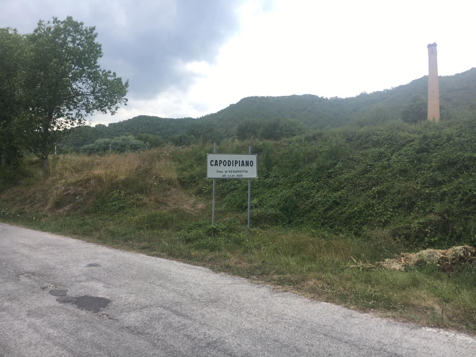 Capodipiano, come in un rally <br> Auto sfrecciano a ridosso delle case <br> Residenti esasperati: «Abbiamo paura»