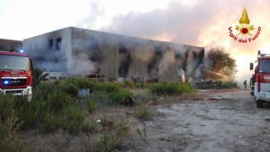 L’incendio a Campolungo <br> Massiccio intervento dei pompieri <br> <span> (Foto e video)