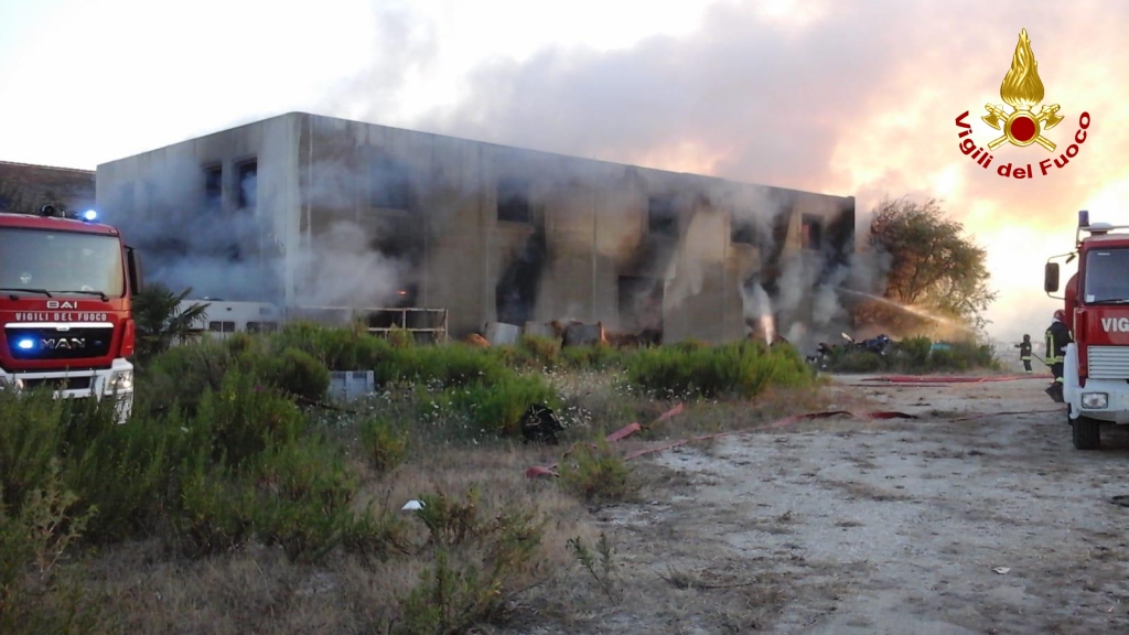L’incendio a Campolungo <br> Massiccio intervento dei pompieri <br> <span> (Foto e video)