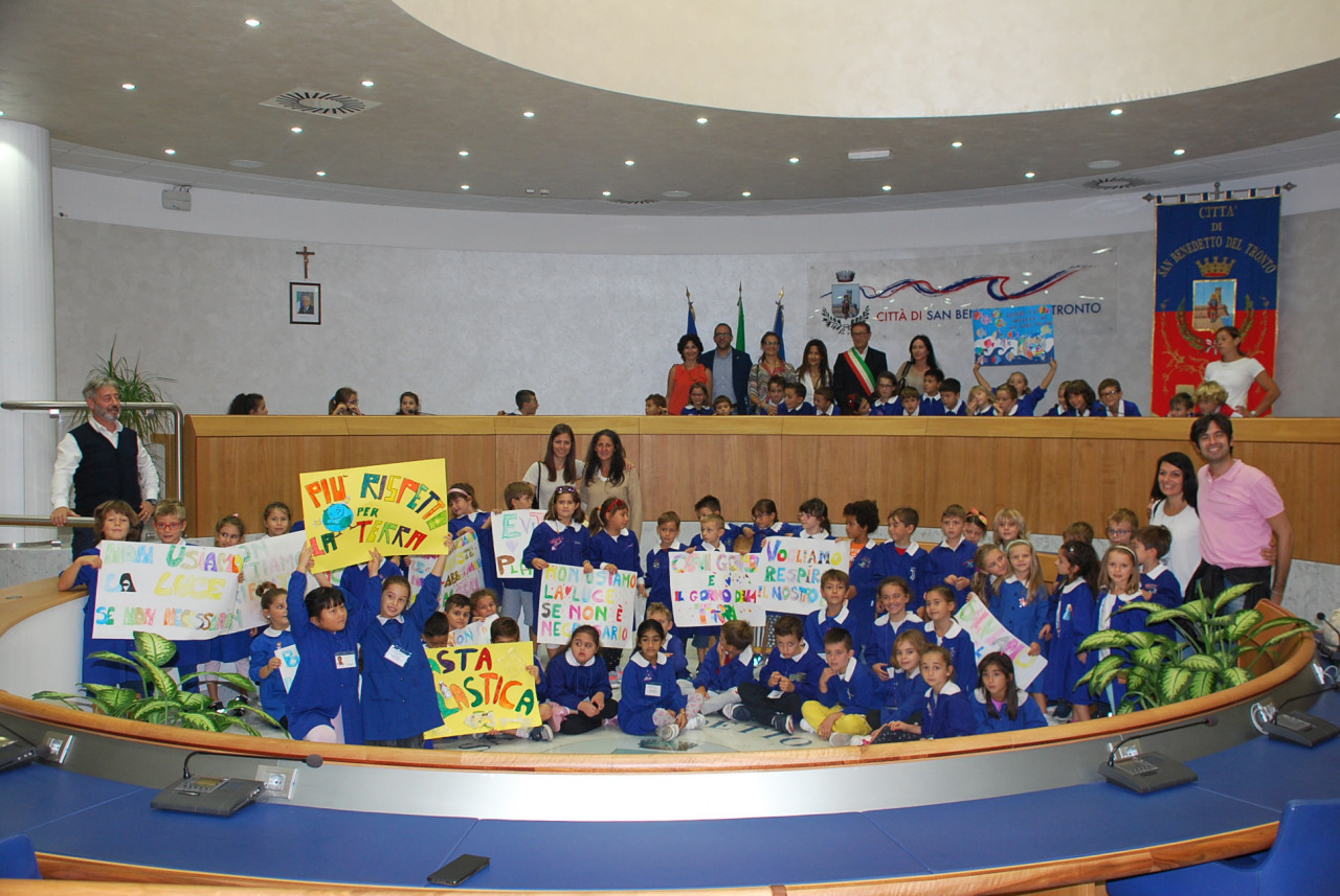 Lotta al cambiamento climatico, <br> studenti sfilano in viale De Gasperi