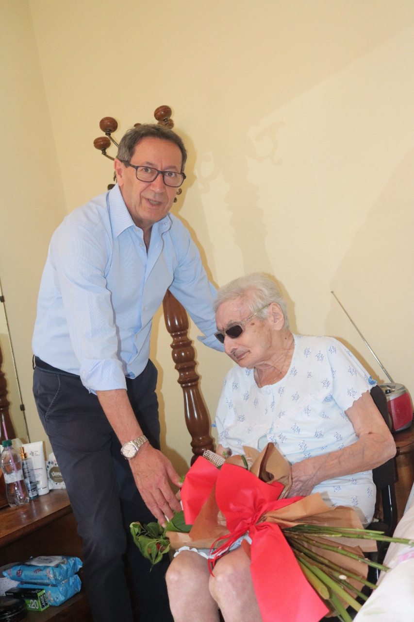 I 105 anni di Nevada Sciarroni <br> Mazzo di fiori dal sindaco Piunti