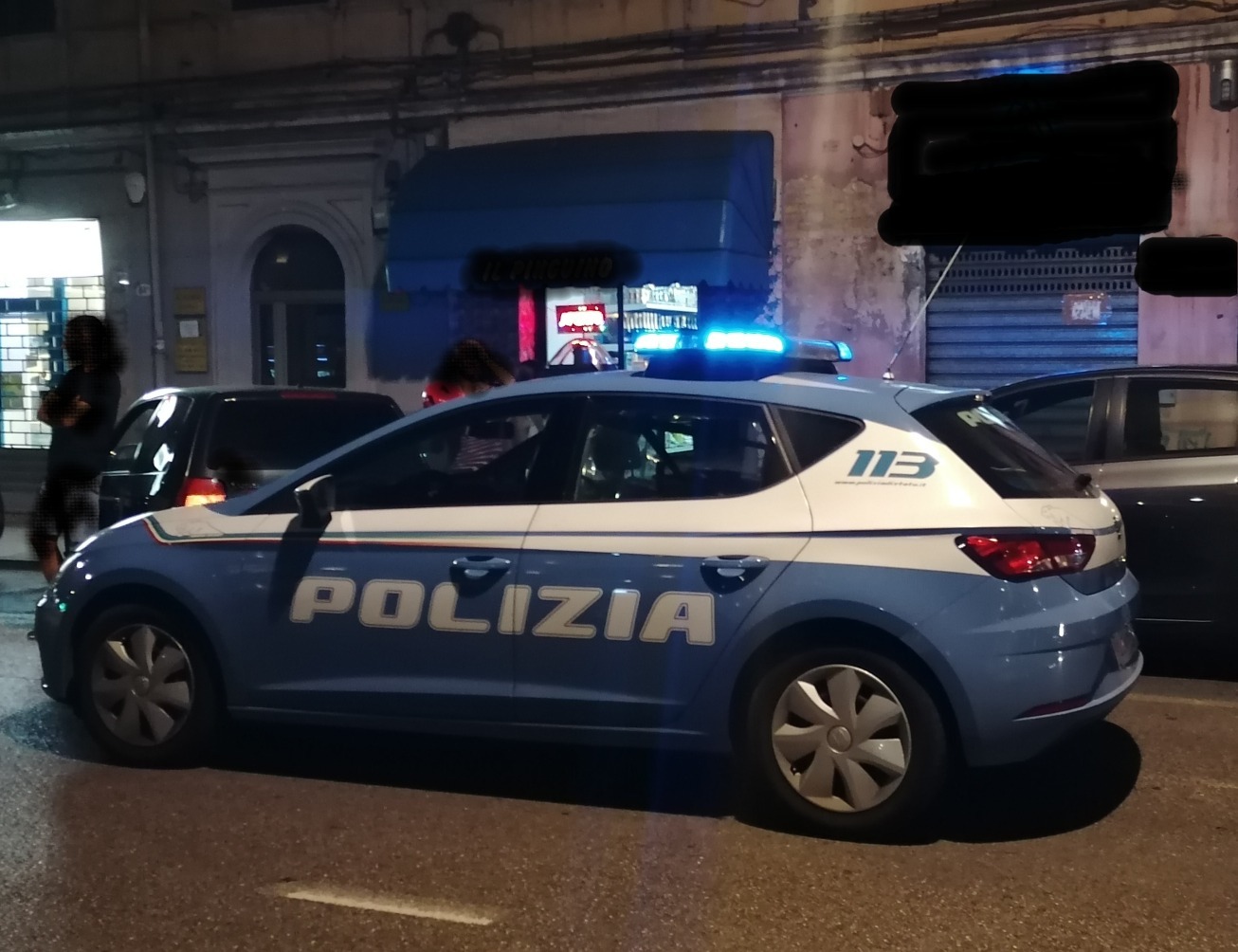 Camerieri distratti dalle belle clienti, <br> al ristorante scoppia la lite