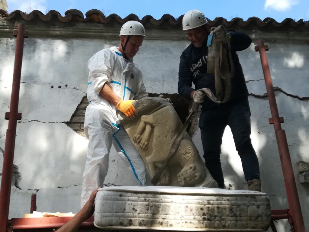 Arquata, il leone ruggisce ancora: <br> salvata la preziosa scultura <br><span> (Foto e video) </span>