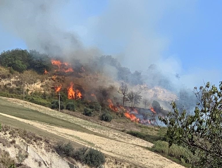 Vasto incendio a Montefiore dell’Aso, <br> arriva anche il Canadair: <br> in fumo 5 ettari di terreno <span> (Foto e video)