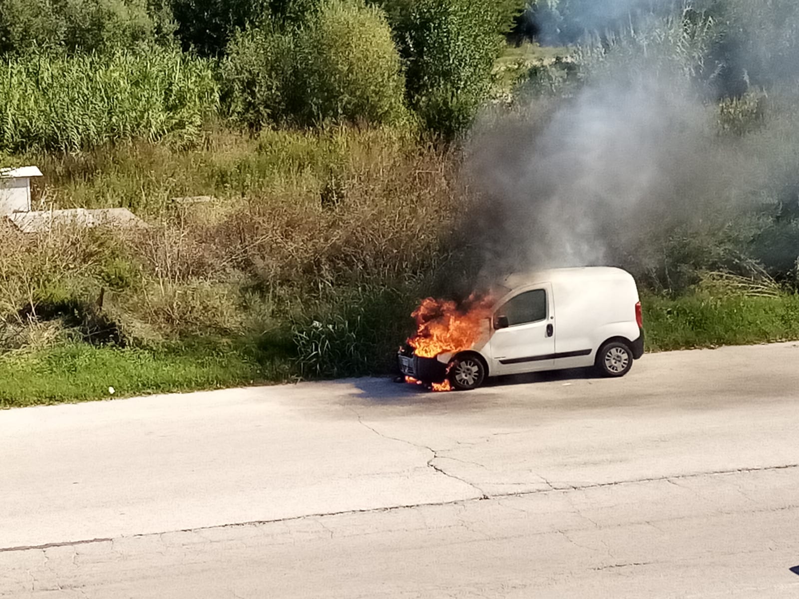 Auto a fuoco sulla Bonifica, <br> ci pensano i Vigili del fuoco