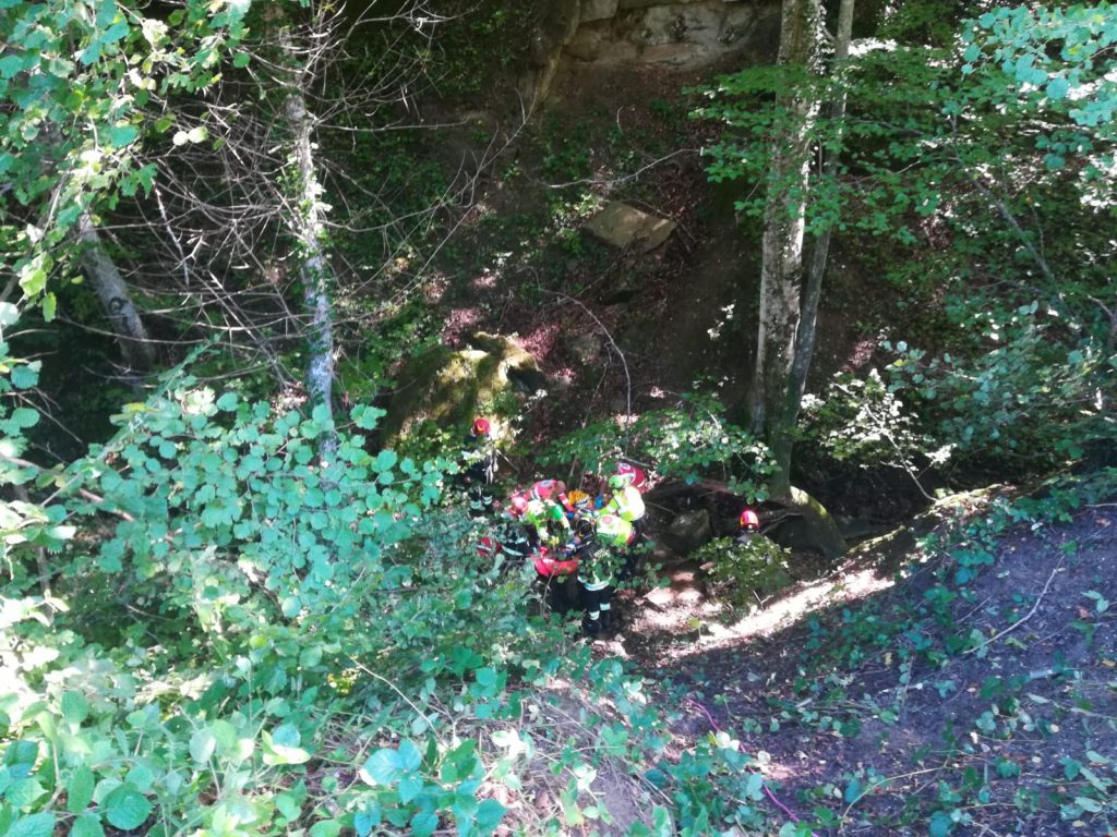 Va a cercare i funghi e cade nel dirupo: <br> un 56enne si frattura femore e ginocchio <br> <span> (Foto e video) </span>
