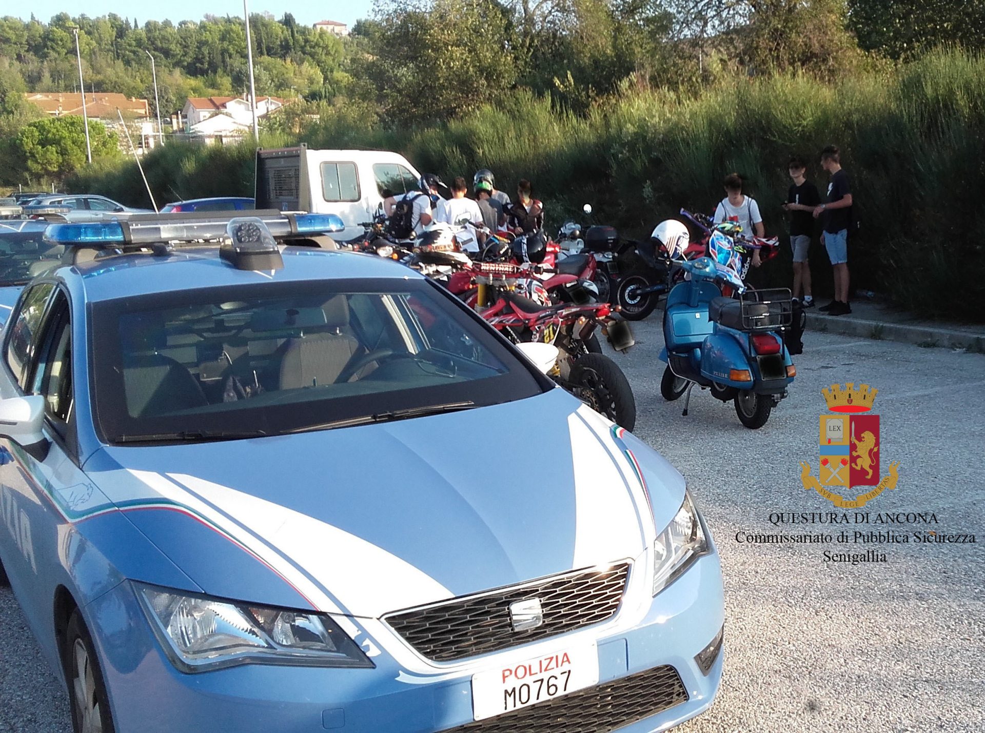 Prove e gara di velocità con le moto: <br>interviene la Polizia <br> e identifica una quarantina di giovani