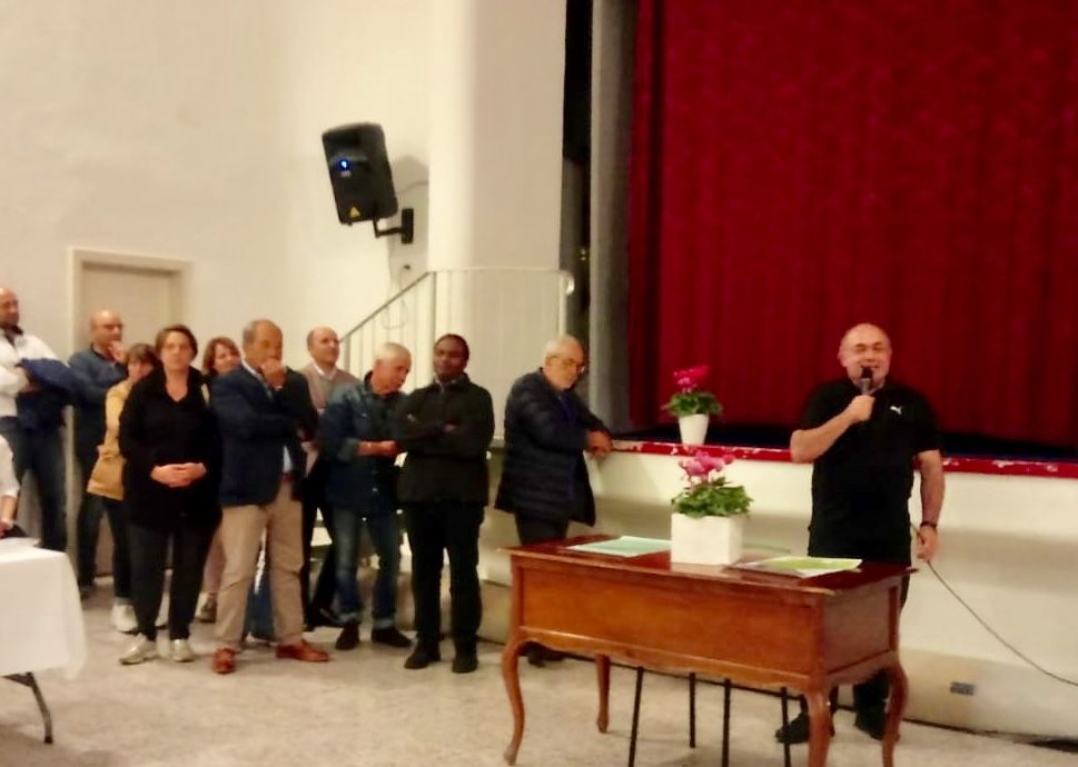 Un abbraccio commosso <br> per salutare don Dino Straccia, <br> che diventa parroco di Colonnella