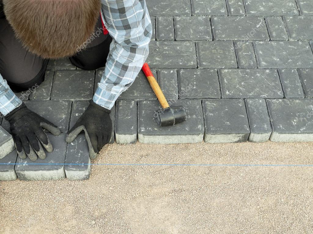 Si staccano lastre in piazza Piacentini, <br> arriva la pavimentazione provvisoria