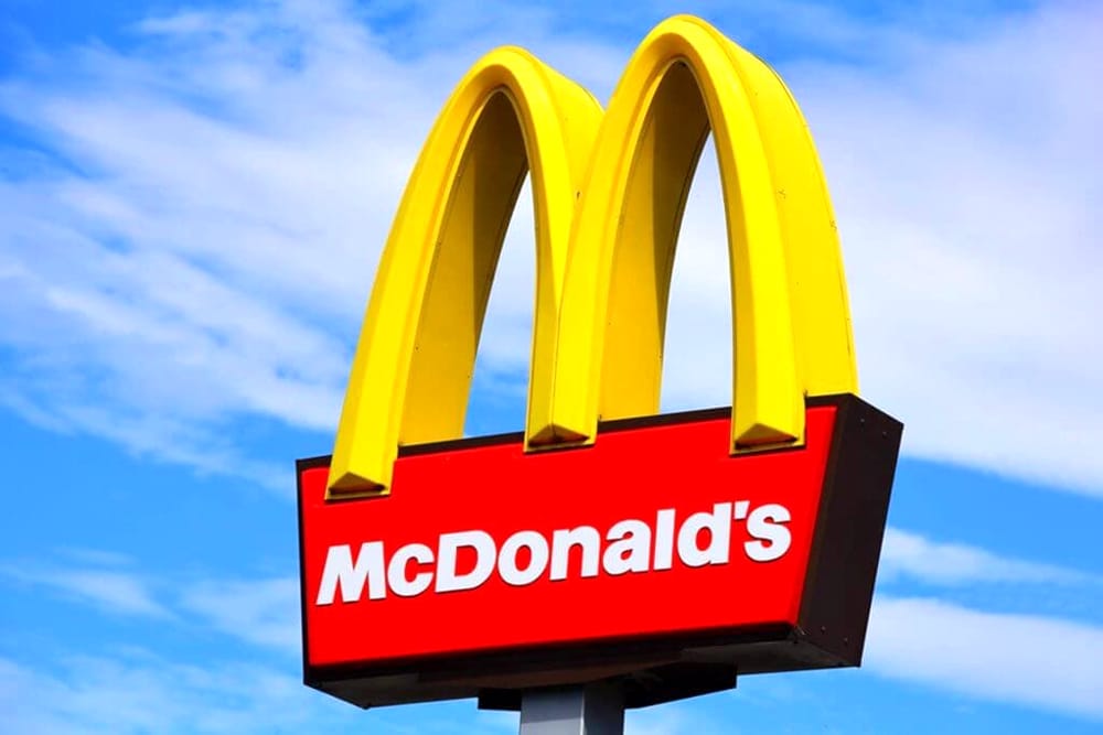 Fa il pieno di hamburger al Mc Drive <br> con il bancomat rubato, denunciato un 39enne