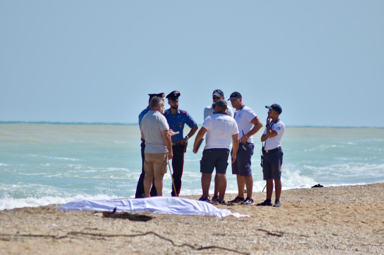 Attraversa la foce del fiume, <br> ambulante muore annegato