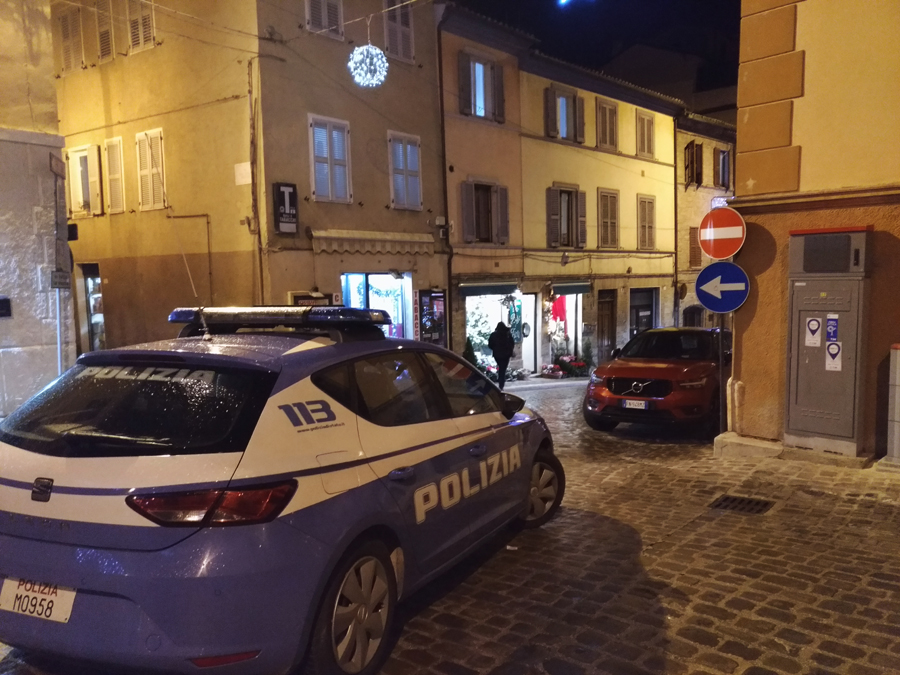 Non gradisce lo striscione per la sposa: <br> inveisce contro i vicini <br> e minaccia i poliziotti