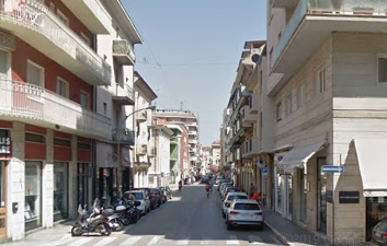 Via Curzi riapre in anticipo, <br> il passaggio pedonale è pronto