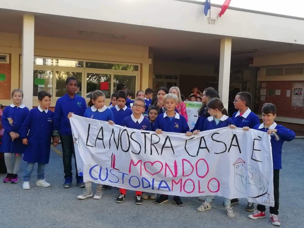 “Friday for Future”, gli studenti ripuliscono <br> due parchi di Borgo Solestà <span> (Foto e video)