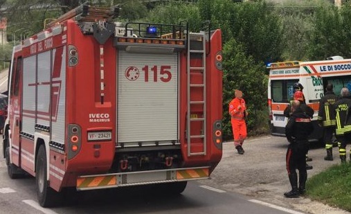 Donna di 85 anni finisce fuori strada <br> e resta incastrata nell’auto