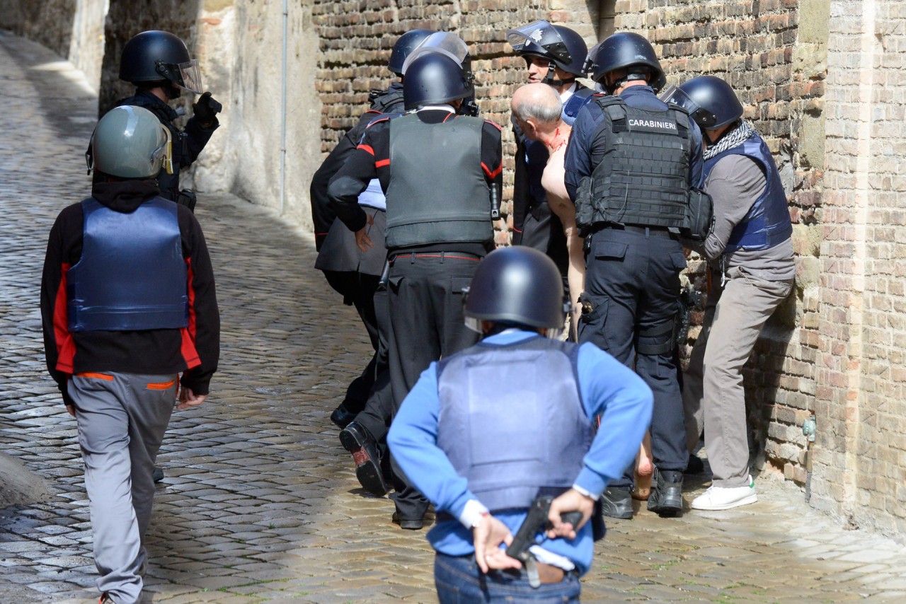 Choc a Tolentino, arrestato il 53enne <br> In casa 3 fucili e 50 munizioni