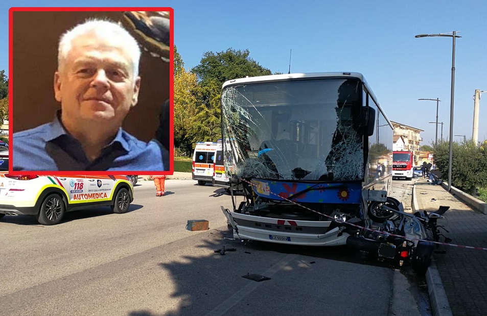Impatto agghiacciante contro un pullman: <br> muore motociclista di 58 anni (Le foto)