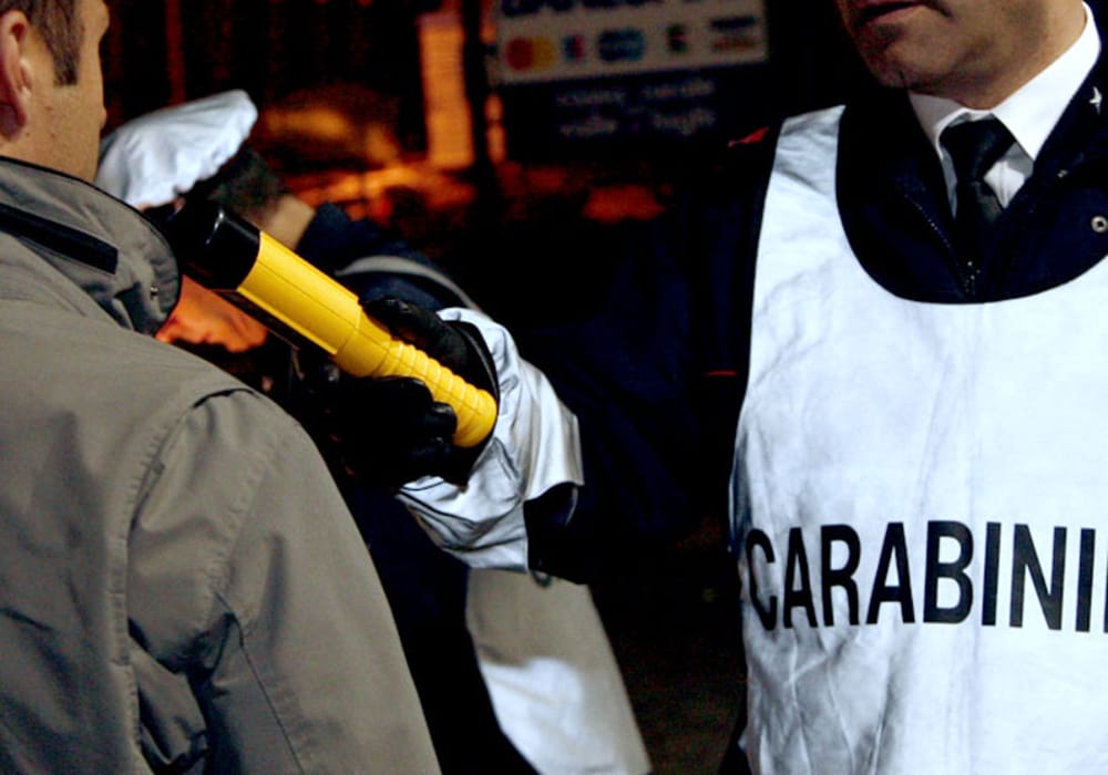 Guidava in stato di ebbrezza <br> su un’auto senza assicurazione: <br> nei guai un 50enne