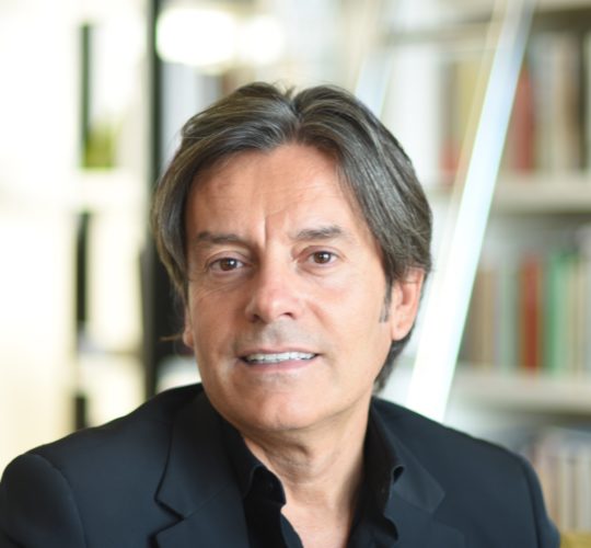 “A piedi nudi nell’arte”, <br> ecco l’ultimo libro <br> del critico Carlo Vanoni