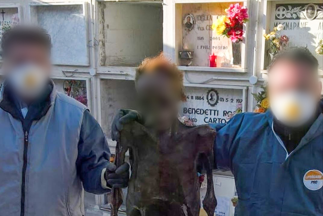 In posa con un cadavere, <br> accertamenti della Procura