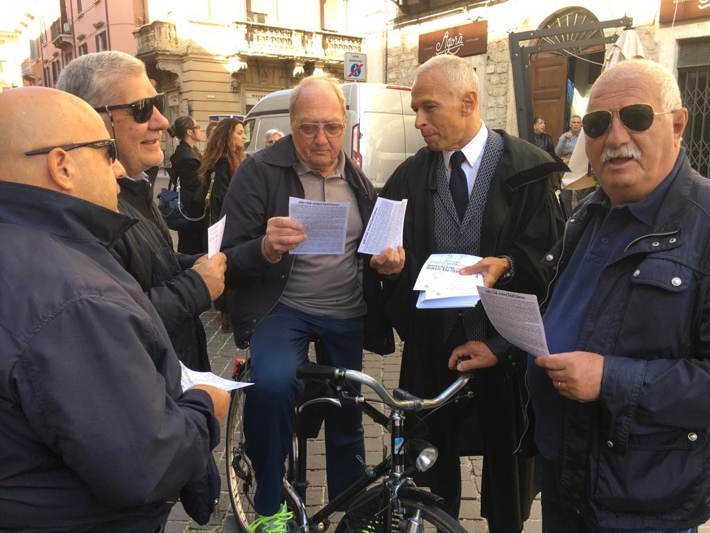«Imputato per sempre», <br> le toghe protestano al mercato