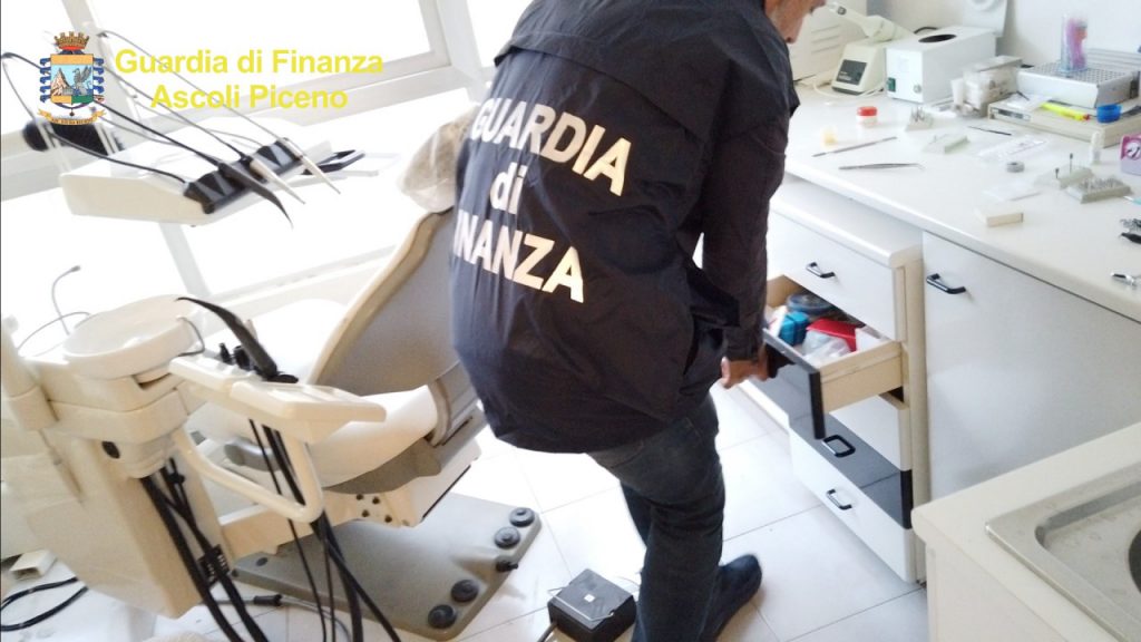 Studio dentistico abusivo, <br> scatta il sequestro <span> (Video)