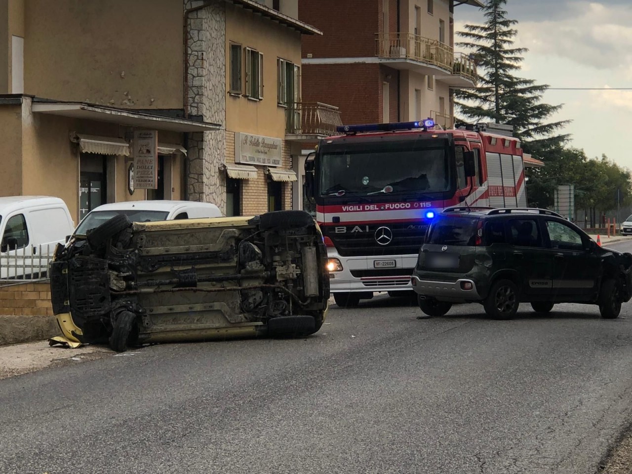 Schianto sulla Provinciale, <br> parroco si ribalta con l’auto