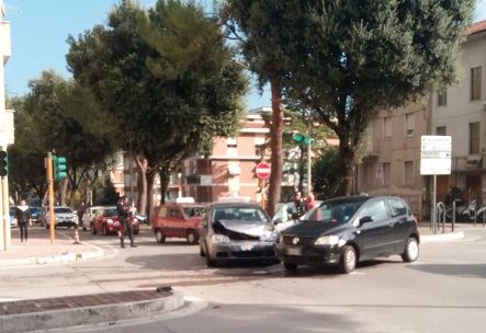 Il semaforo funziona, ma l’incrocio fatale <br> di via Napoli colpisce ancora