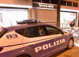 Armato di siringa rapina la farmacia