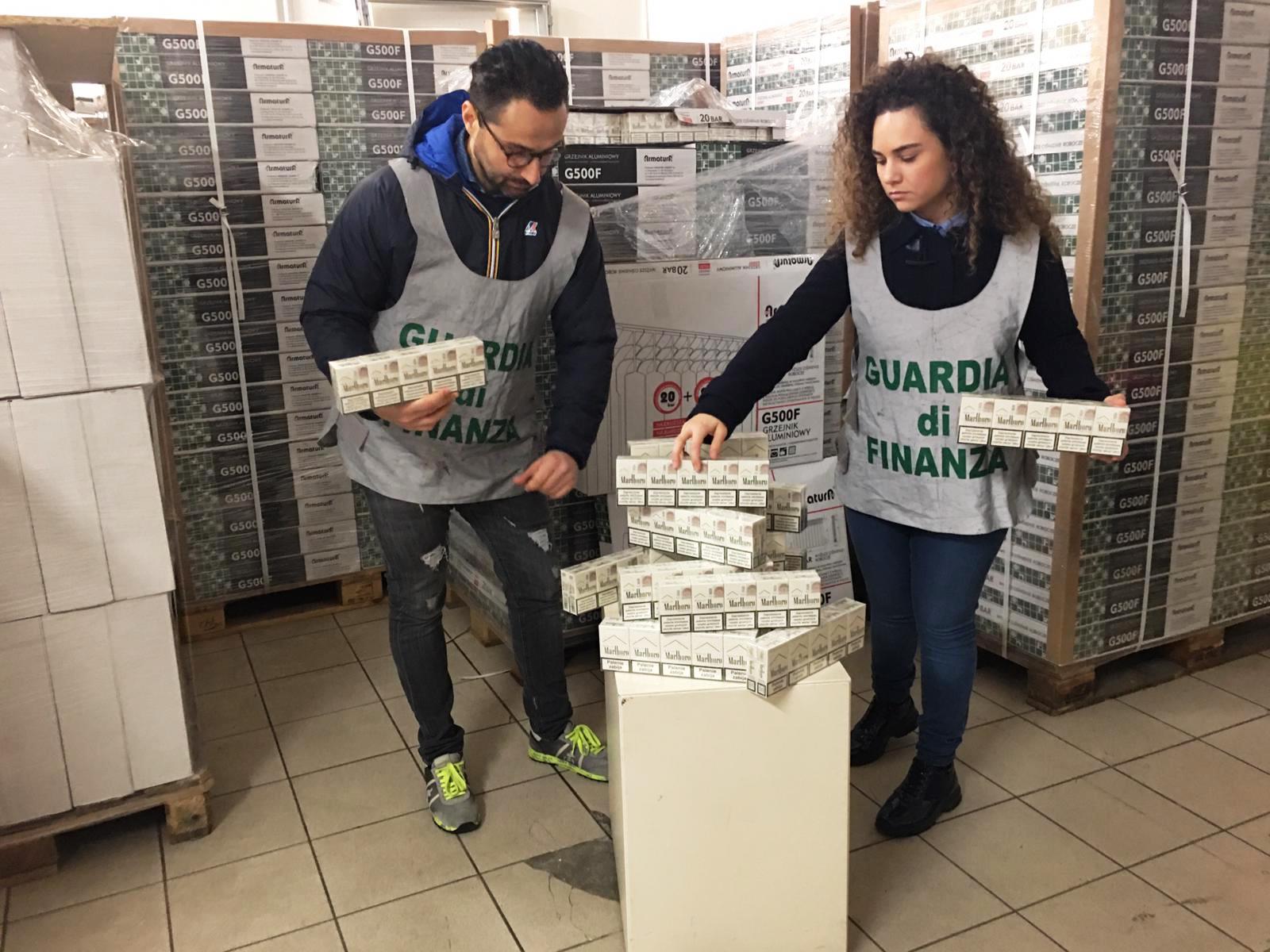 Sequestro record della Finanza: <br> 4 tonnellate di sigarette di contrabbando <br> Un’ascolana tra gli arrestati <span> (Foto e video)
