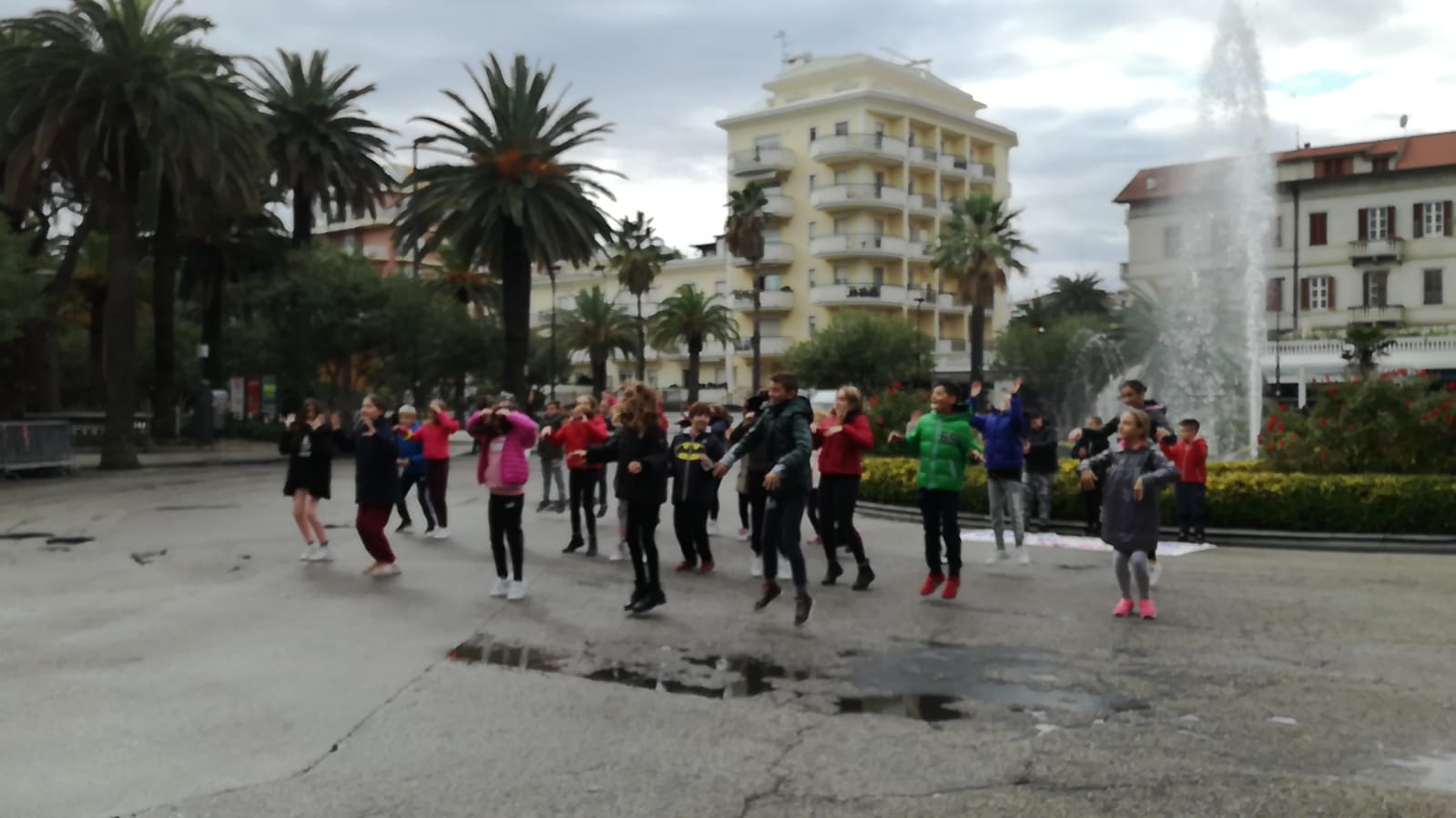 Diritti per i più piccoli, <br> flash mob alla rotonda Giorgini