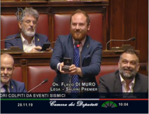 La Camera si riempie, ma di cuori: <br> chiede alla fidanzata di sposarlo <br> mentre si discute il decreto sisma <br> <span> (Il video)